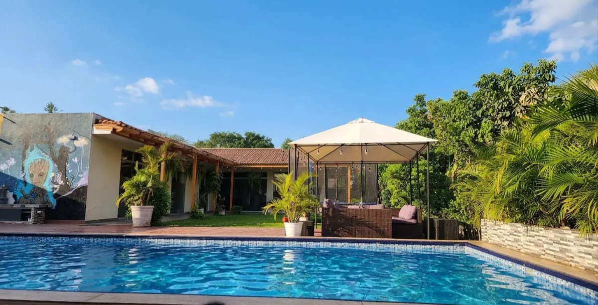 Fachada de la casa de campo